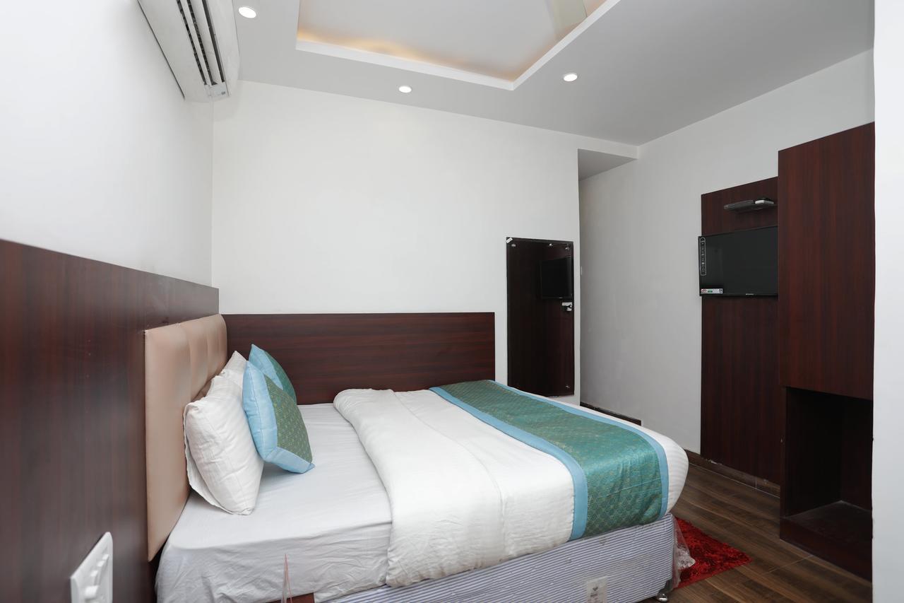 Hotel Corner Point Нью-Дели Экстерьер фото