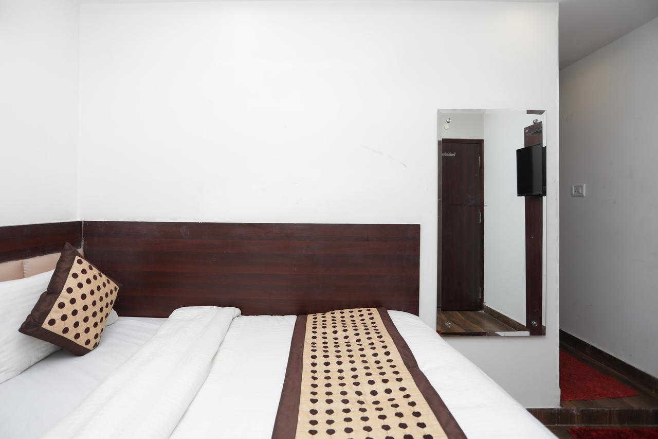 Hotel Corner Point Нью-Дели Экстерьер фото